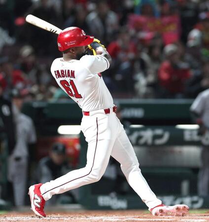 ５回、先制となる２ランを放つファビアン（撮影・北村雅宏）