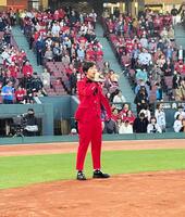 試合前に国歌独唱する岡本幸太（事務所提供）