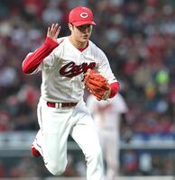 ３回、中山のゴロを捕り、一塁ベースに駆け込む森下（撮影・北村雅宏）