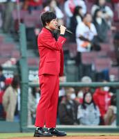 国歌独唱する岡本幸太（撮影・北村雅宏）