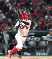 ５回、２ランを放つ大盛（撮影・北村雅宏）