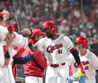 ５回、先制となる２ランを放ったファビアンはナインとタッチを交わす（撮影・北村雅宏）