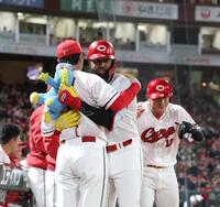 ５回、先制となる２ランを放ったファビアン（中央）は森下と抱き合う（撮影・北村雅宏）
