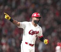 ５回、先制となる２ランを放ち、指さすファビアン（撮影・北村雅宏）
