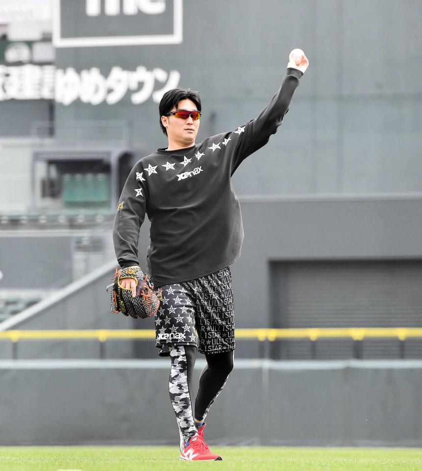 キャッチボールする床田（撮影・畠山賢大）　