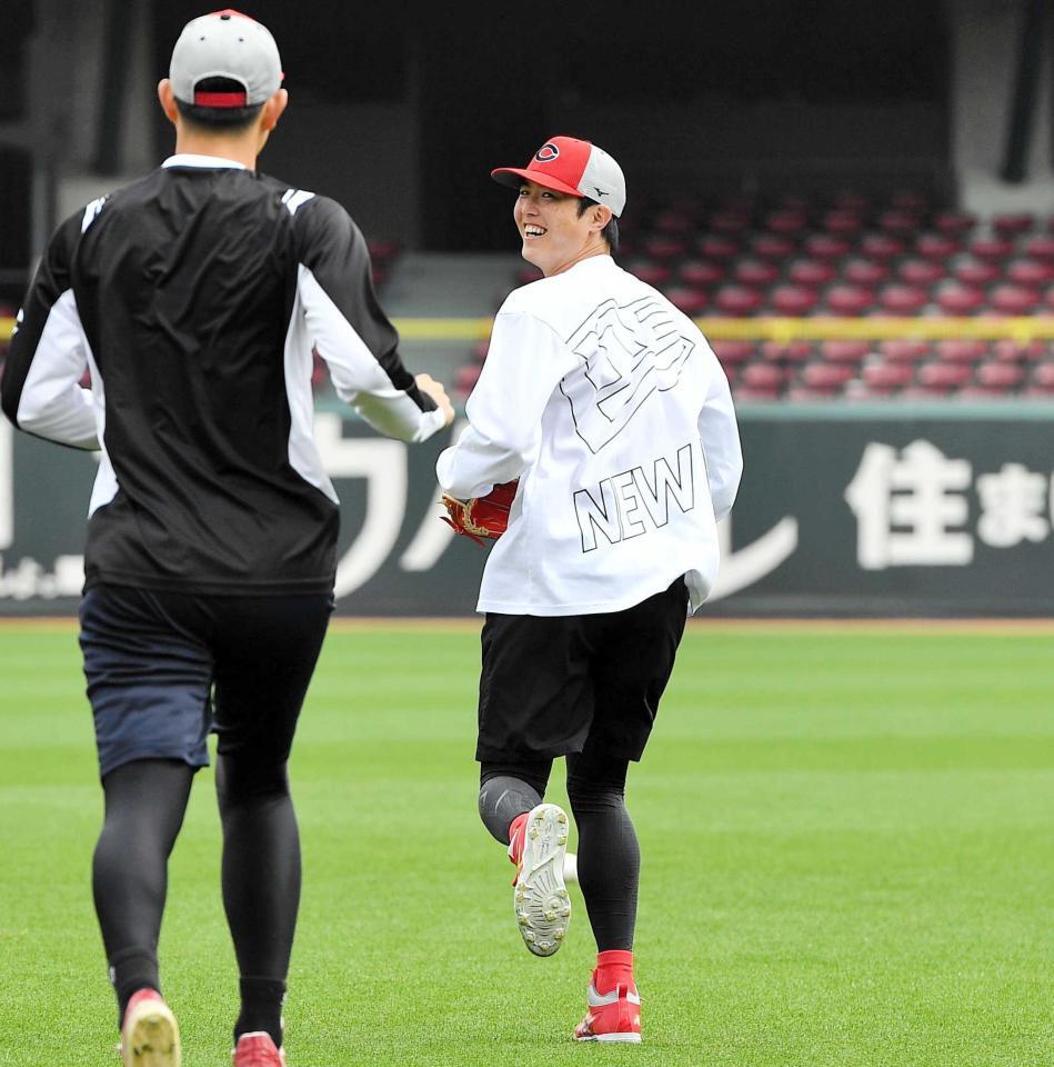 練習の合間に笑顔を見せる森下（撮影・畠山賢大）