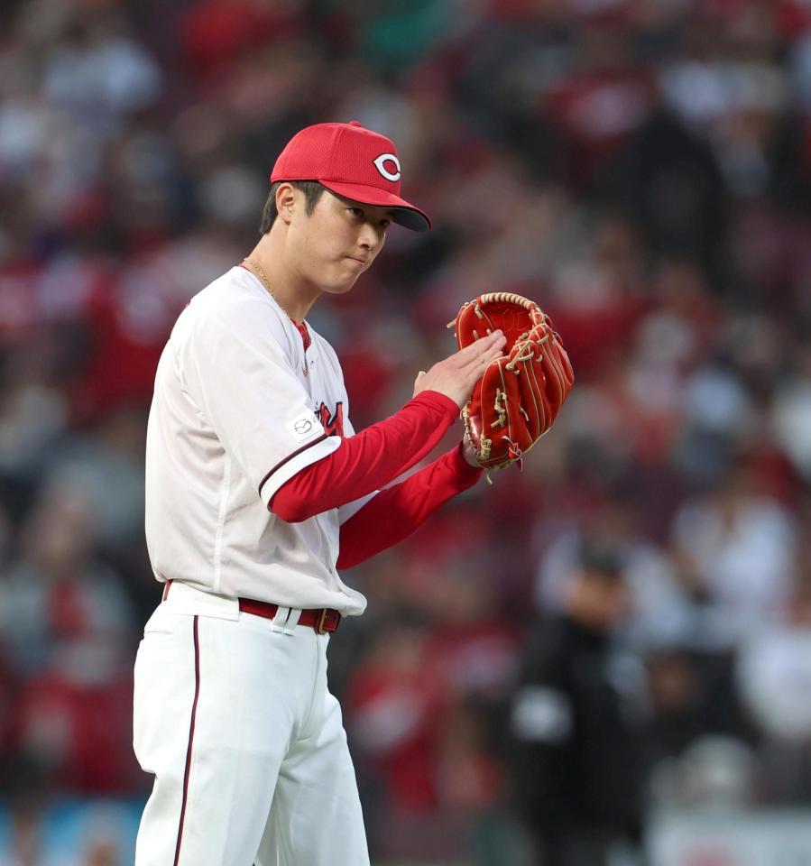 ２回、大城を二ゴロ併殺打に打ち取り、グラブをたたく森下（撮影・北村雅宏）