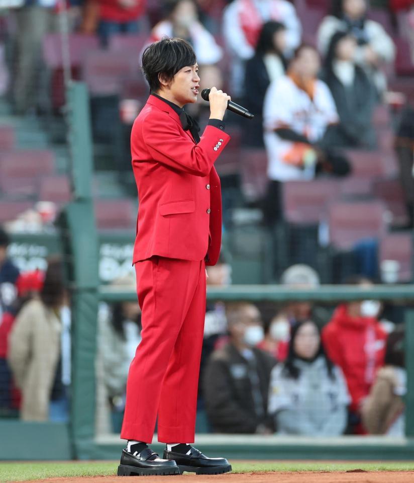 国歌独唱する岡本幸太（撮影・北村雅宏）