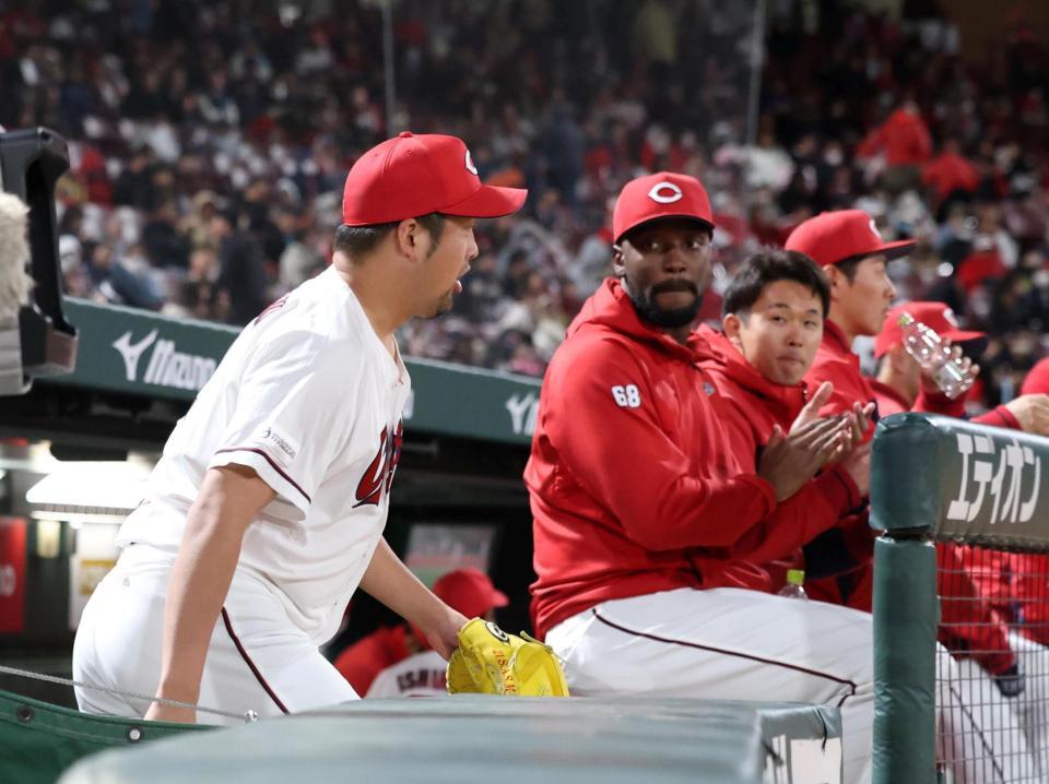 ９回、マウンドに向かう中崎（左）＝撮影・北村雅宏