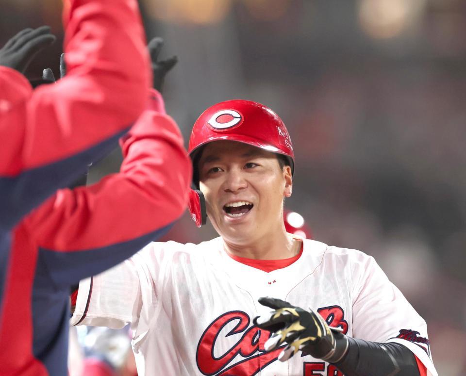 ５回、２ランを放った大盛はナインとタッチを交わす（撮影・北村雅宏）