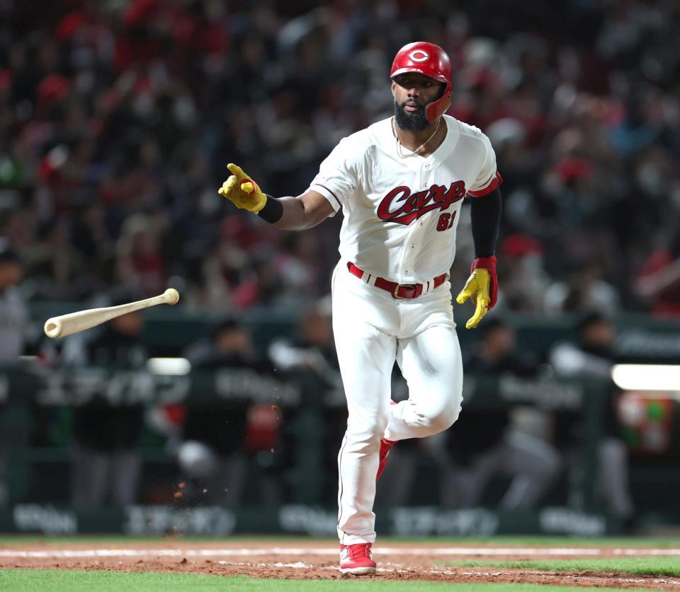 ５回、先制となる２ランを放つファビアン（撮影・北村雅宏）