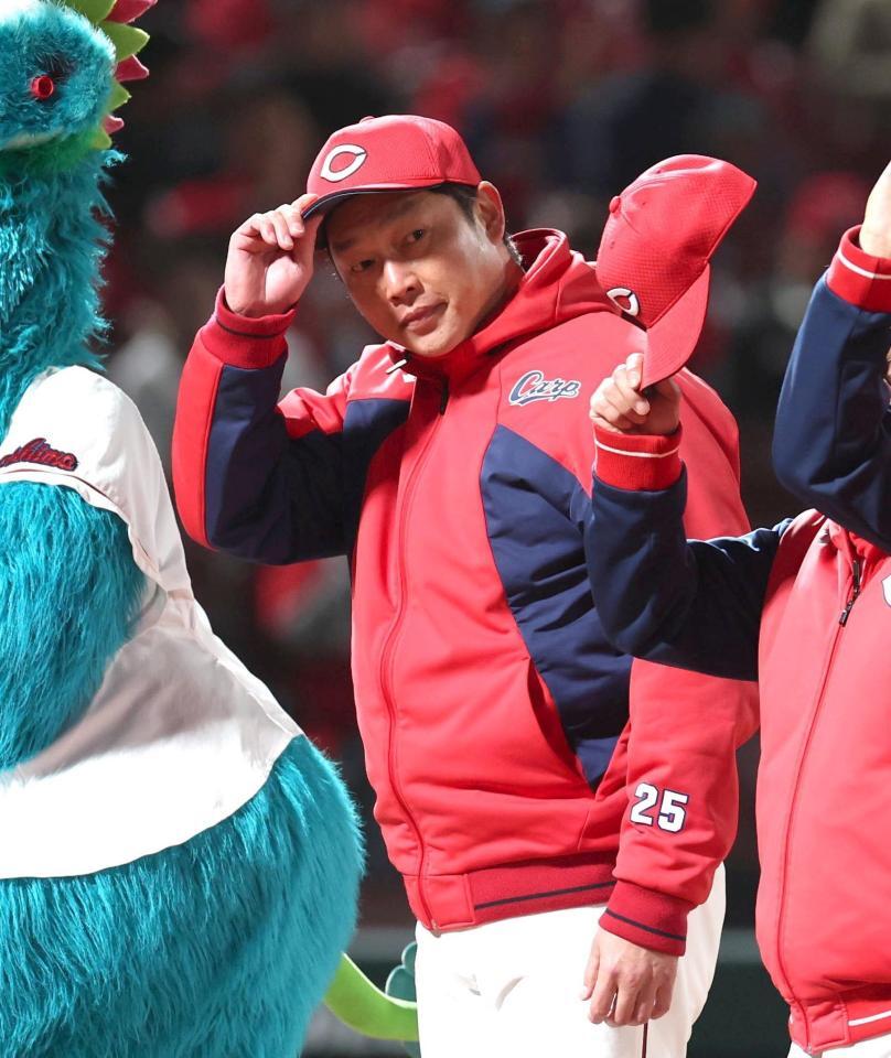 ファンに勝利のあいさつをする広島・新井貴浩監督＝マツダ（撮影・北村雅宏）