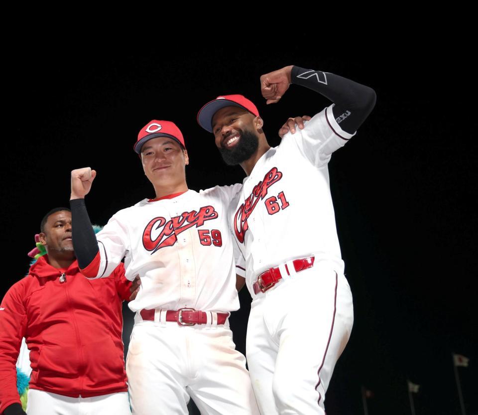 勝利し、拳を握る（右から）ファビアン、大盛（撮影・北村雅宏）