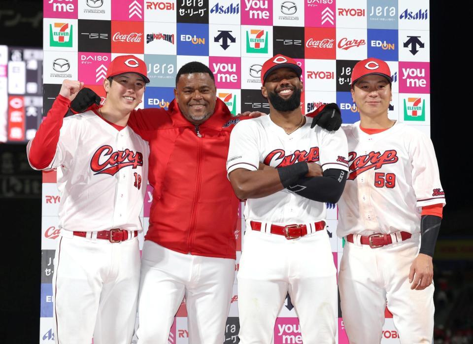 お立ち台でポーズを決める（左から）森下、フェリシアーノ通訳、ファビアン、大盛（撮影・北村雅宏）