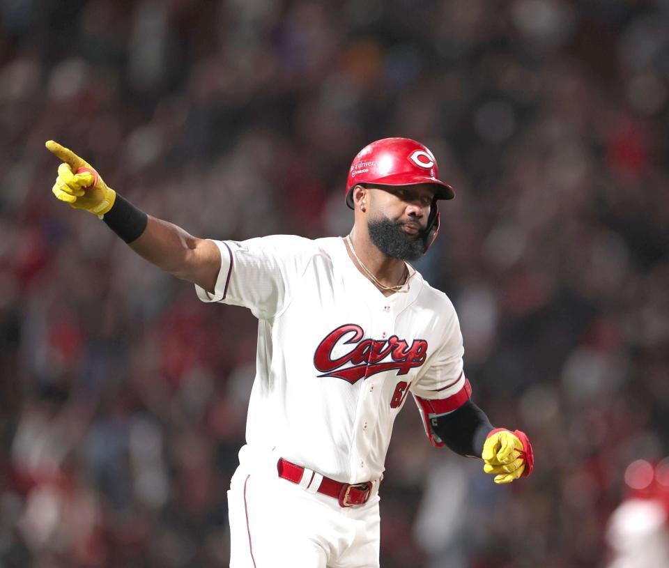 ５回、先制となる２ランを放ち、指さすファビアン（撮影・北村雅宏）