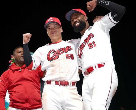 勝利し、拳を握る（右から）ファビアン、大盛（撮影・北村雅宏）