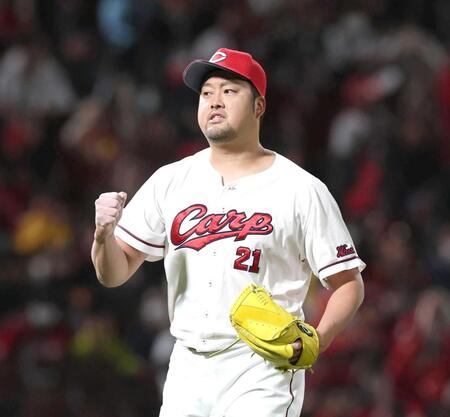 ９回、最後を締め、拳を握る中崎（撮影・北村雅宏）