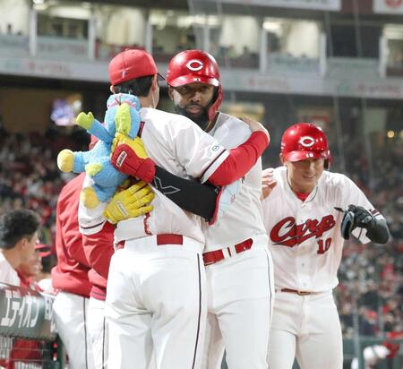 ４回、先制２ランを放ち、森下と抱き合うファビアン（撮影・北村雅宏）