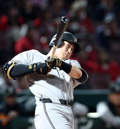 ９回、逆転となる２ランを放つ泉口（撮影・北村雅宏）