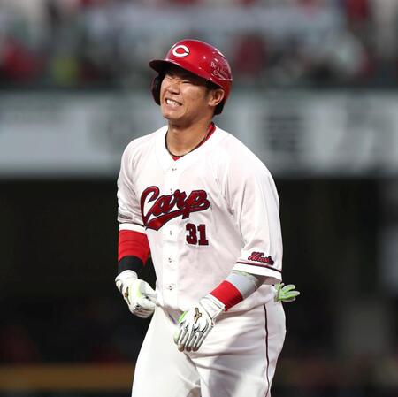 ３回、中飛に倒れた坂倉（撮影・北村雅宏）