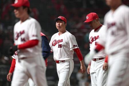 逆転負けを喫し、足早に引き揚げる新井監督（中央）＝撮影・北村雅宏