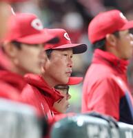 ４回、戦況を見守る新井監督（撮影・北村雅宏）