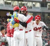 ４回、先制２ランを放ち、森下と抱き合うファビアン（撮影・北村雅宏）