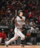 ９回、泉口が右越え２点本塁打を放つ