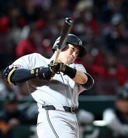 ９回、逆転となる２ランを放つ泉口（撮影・北村雅宏）