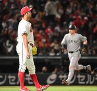９回、中崎（左）が泉口に右越え２点本塁打を打たれる