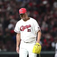 ９回、逆転を許してベンチに戻る中崎（撮影・北村雅宏）
