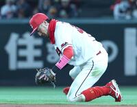 ７回、松本剛の打球を好捕する菊池（撮影・北村雅宏）