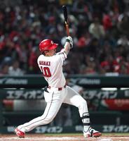 ７回、二塁打を放つ佐々木（撮影・北村雅宏）