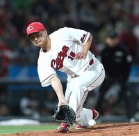 ５回、浦田の打球にグラブを差し出す森（撮影・北村雅宏）