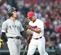 ２回、ピンチを無失点で切り抜け、グラブをたたく森（撮影・北村雅宏）