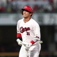 ３回、中飛に倒れた坂倉（撮影・北村雅宏）