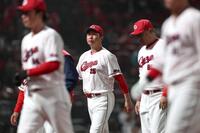 逆転負けを喫し、足早に引き揚げる新井監督（中央）＝撮影・北村雅宏