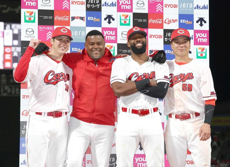 お立ち台でポーズを決める（左から）森下、フェリシアーノ通訳、ファビアン、大盛