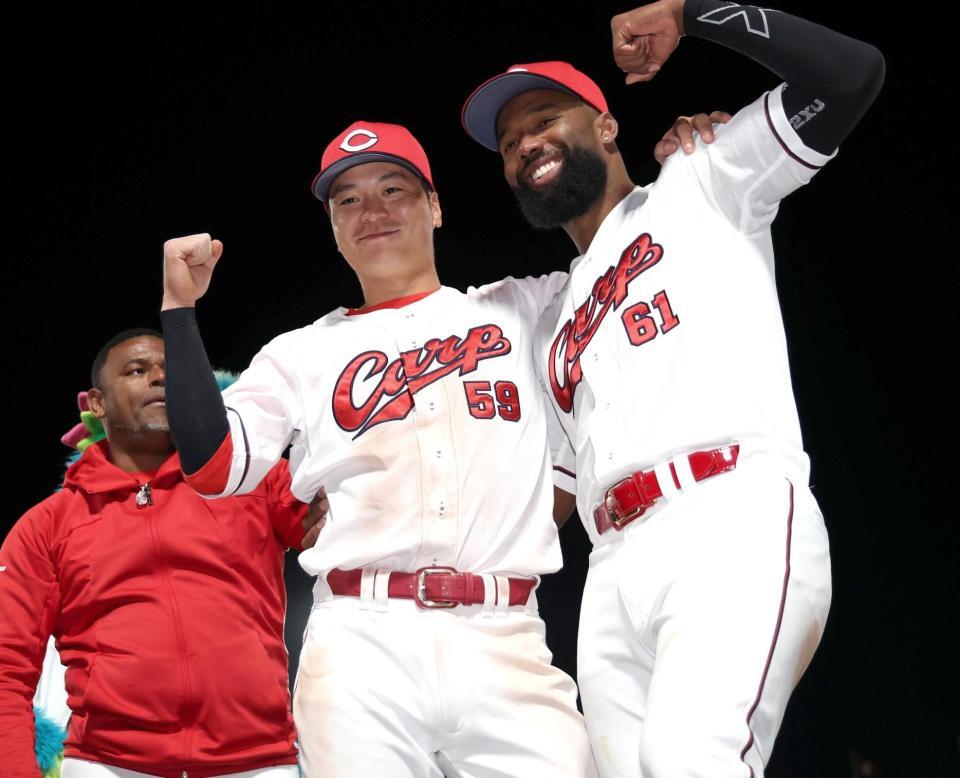 勝利し、拳を握る（右から）ファビアン、大盛（撮影・北村雅宏）