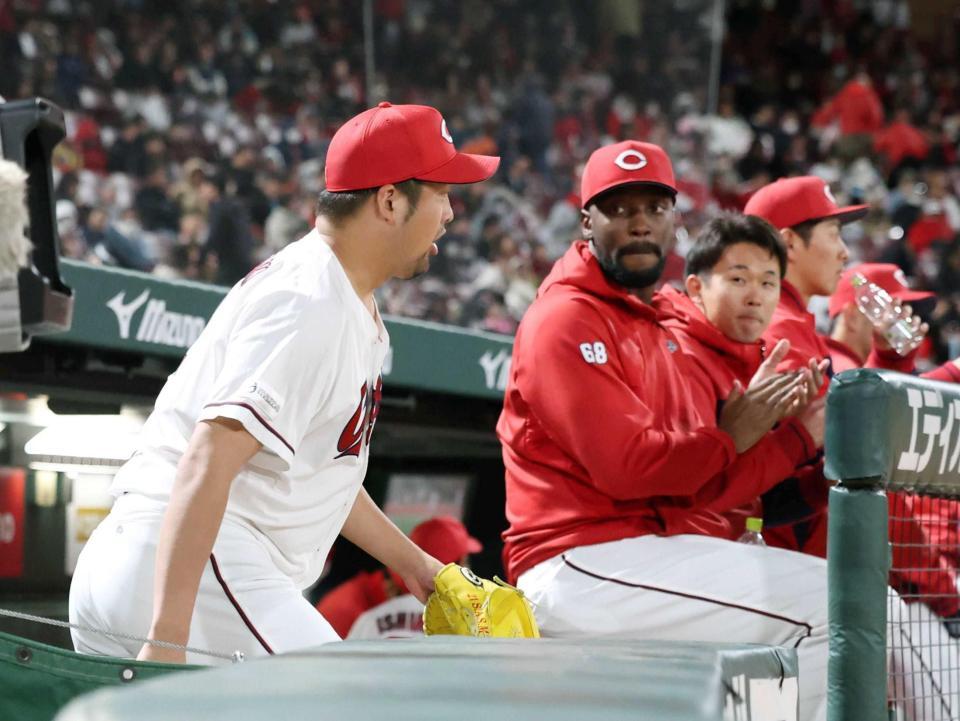 ９回、マウンドに向かう中崎（左）