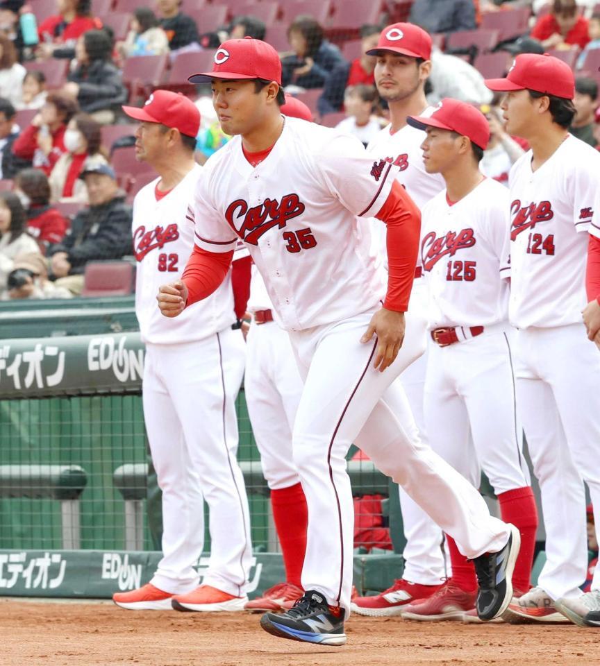 ３月の新入団選手紹介で駆け出す工藤