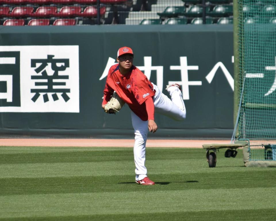 １軍に合流し、キャッチボールを行う高