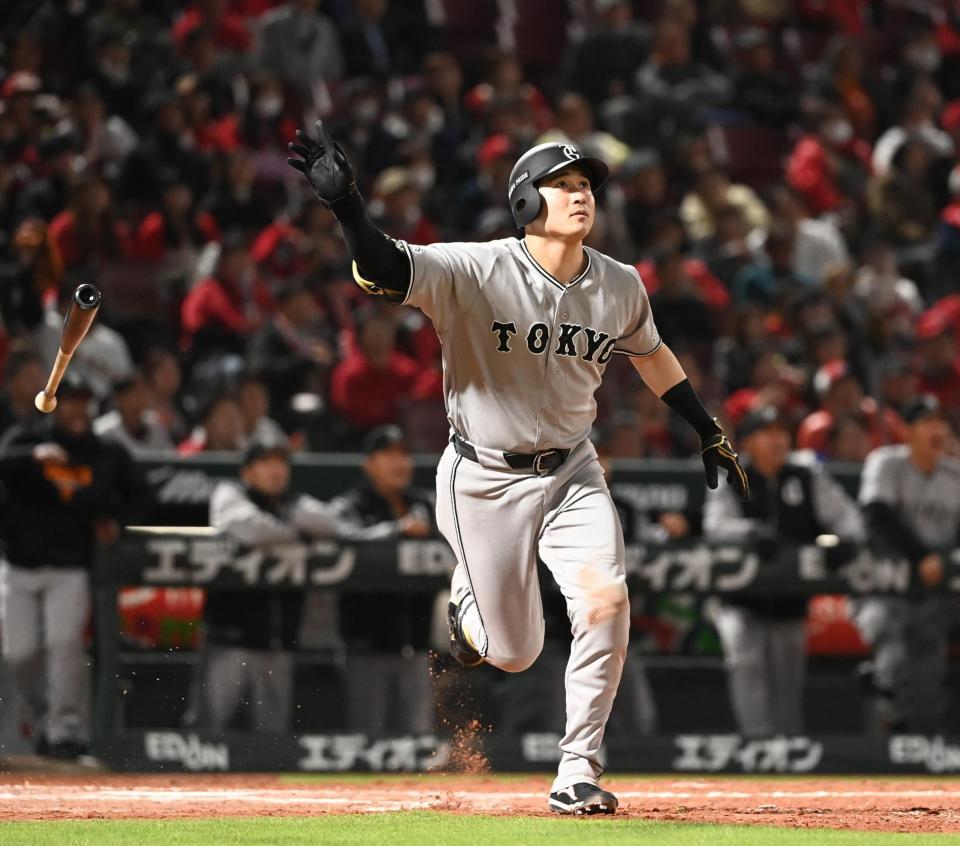 ９回、泉口が右越え２点本塁打を放つ