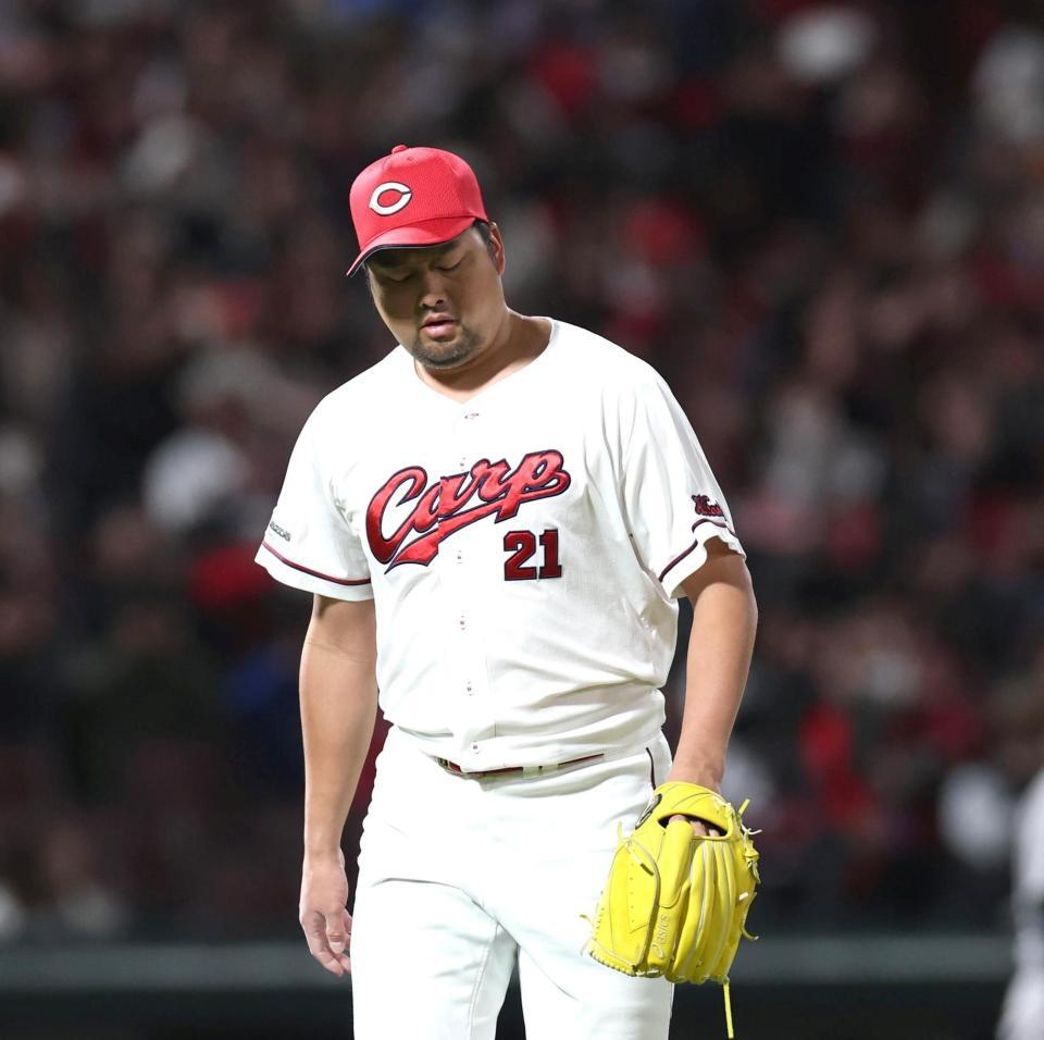 ９回、逆転を許してベンチに戻る中崎（撮影・北村雅宏）