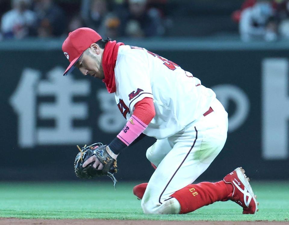 ７回、松本剛の打球を好捕する菊池（撮影・北村雅宏）