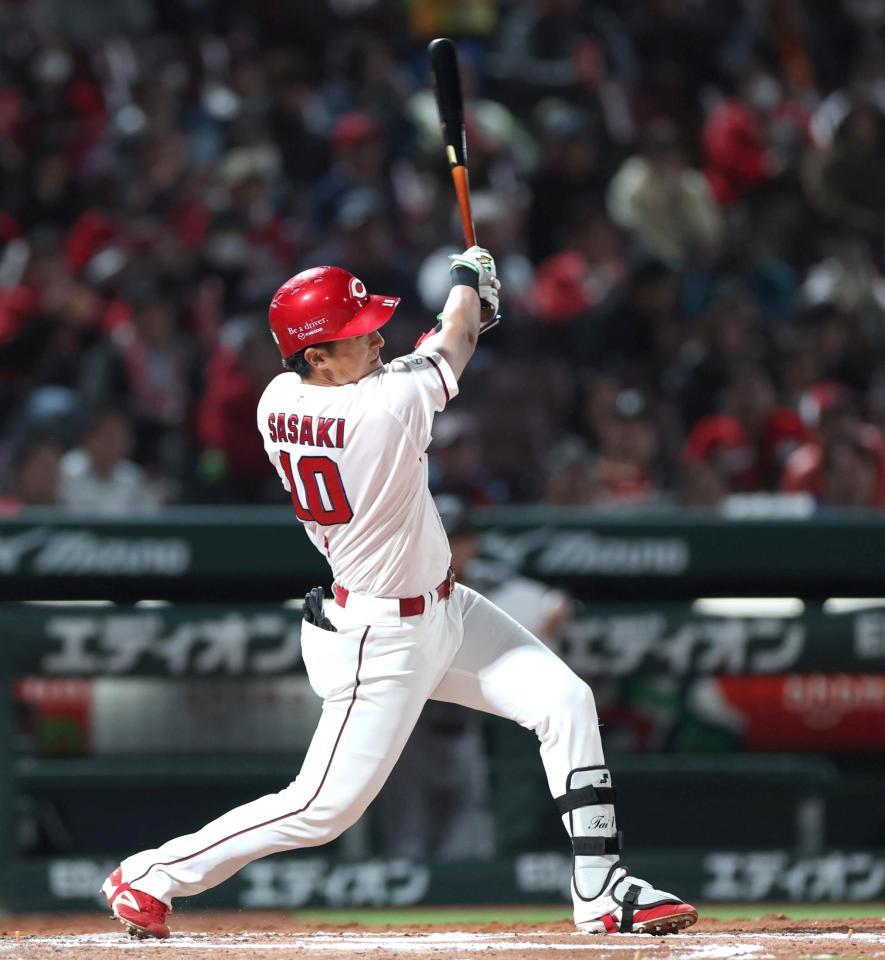 ７回、二塁打を放つ佐々木（撮影・北村雅宏）