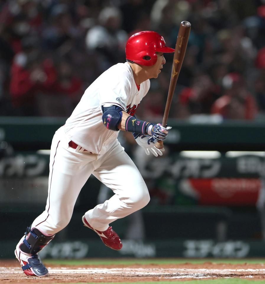 ８回、中前打を放つ野間（撮影・北村雅宏）