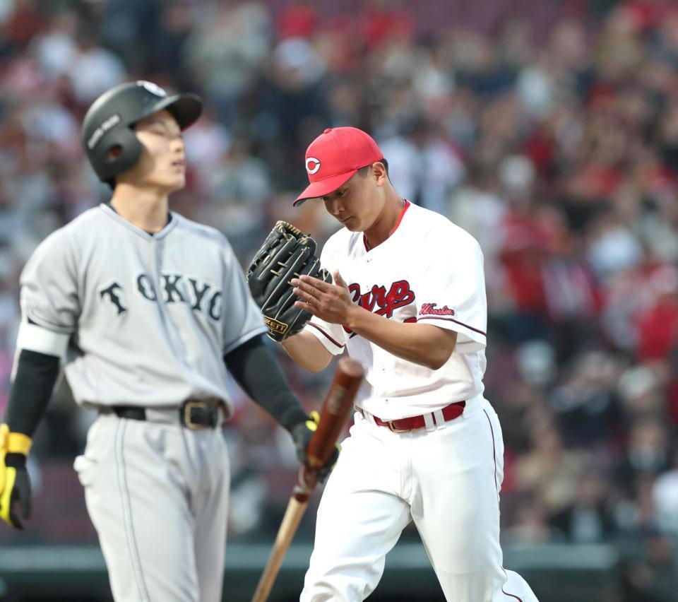 ２回、ピンチを無失点で切り抜け、グラブをたたく森（撮影・北村雅宏）