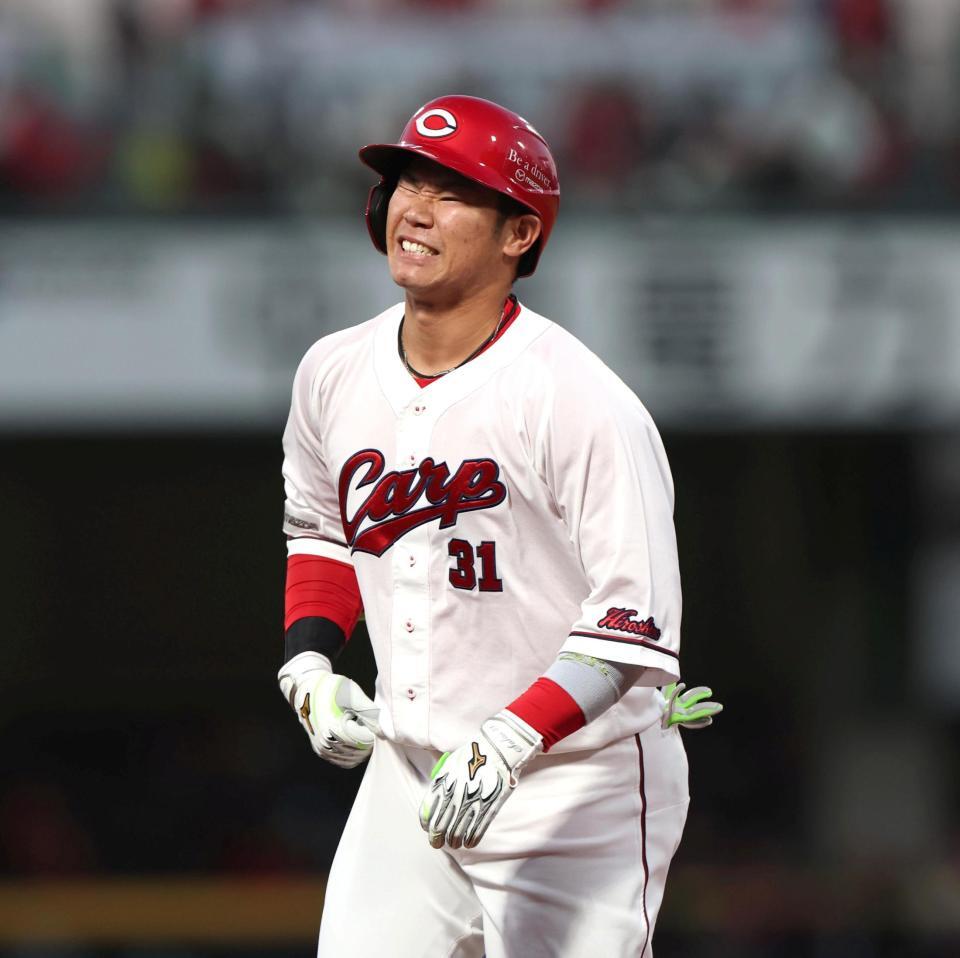 ３回、中飛に倒れた坂倉（撮影・北村雅宏）