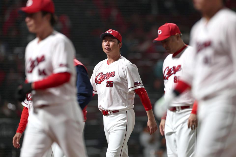 逆転負けを喫し、足早に引き揚げる新井監督（中央）＝撮影・北村雅宏